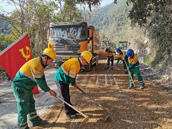 践初心 暖民心——景谷优发国际组织党员义务修路活动